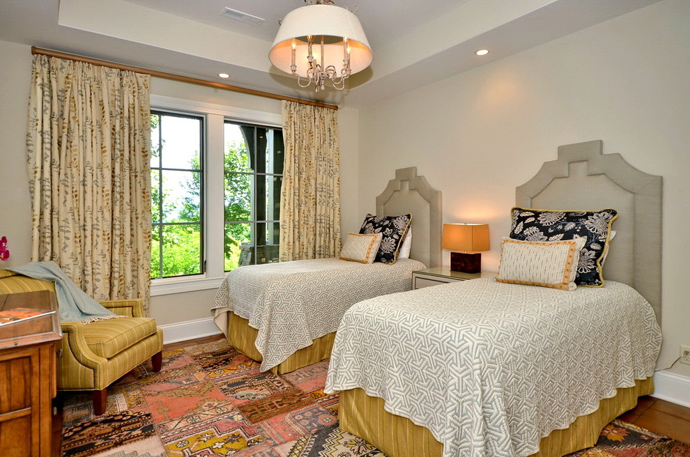 Imagen de habitación de invitados tradicional con paredes grises y suelo de madera en tonos medios