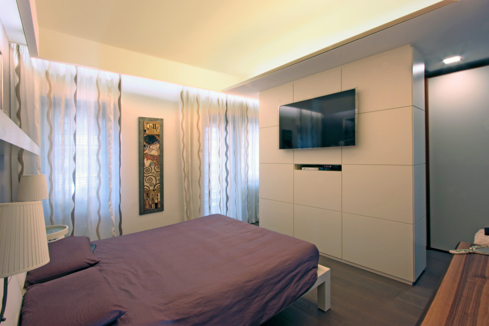 Modelo de dormitorio principal minimalista grande con paredes negras y suelo de madera en tonos medios