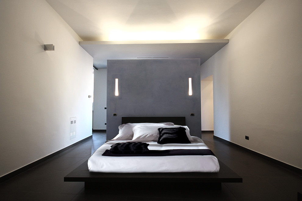 Diseño de dormitorio principal actual de tamaño medio sin chimenea con paredes blancas y suelo de baldosas de porcelana