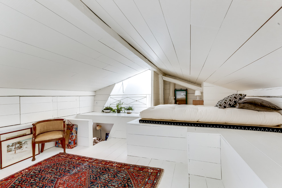 Mittelgroßes Modernes Schlafzimmer ohne Kamin mit weißer Wandfarbe, gebeiztem Holzboden und weißem Boden in Paris