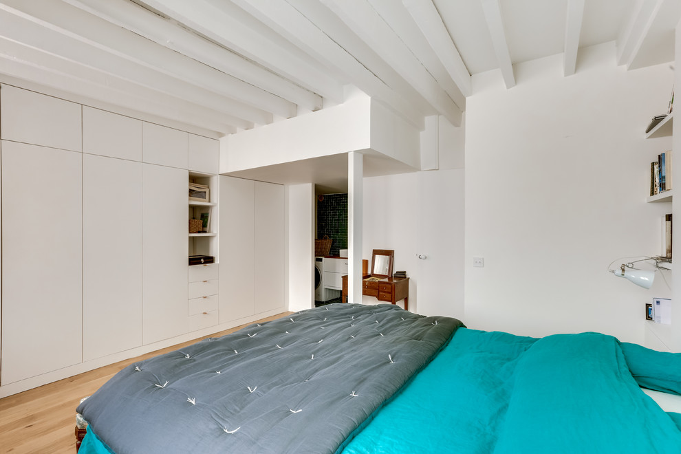 На фото: спальня среднего размера на антресоли с белыми стенами, светлым паркетным полом и коричневым полом
