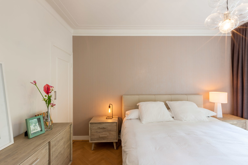 Ejemplo de dormitorio principal escandinavo con paredes beige