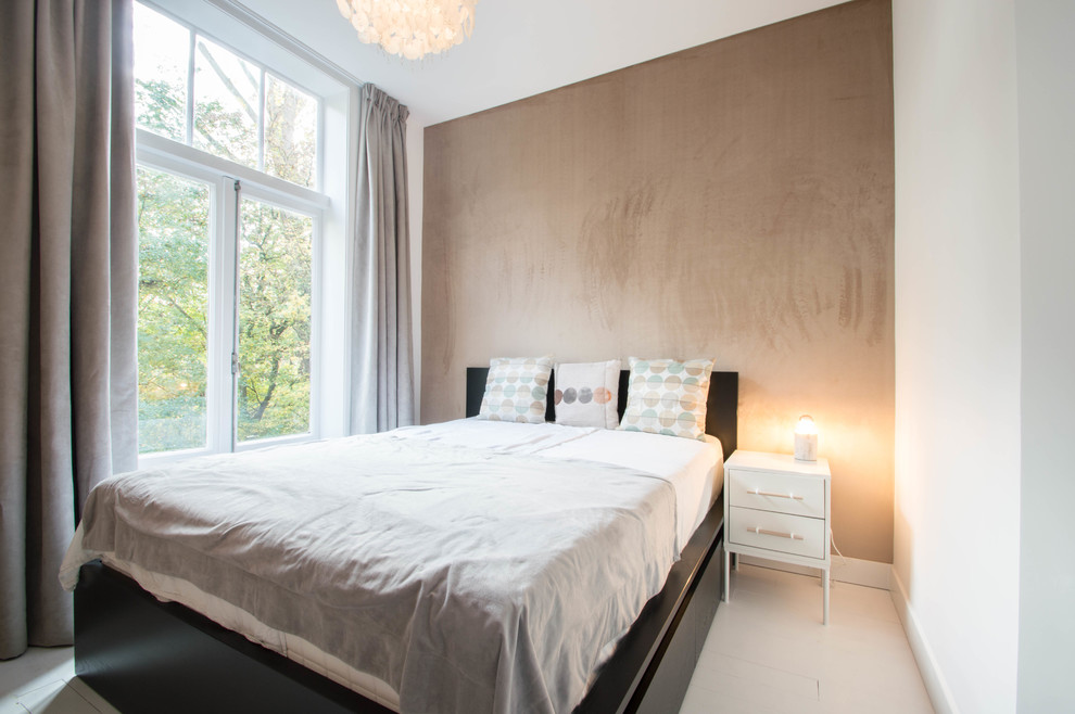 Idées déco pour une petite chambre parentale scandinave avec un mur beige, parquet peint et un sol blanc.