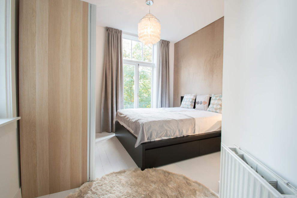Foto de dormitorio principal nórdico pequeño con paredes beige, suelo de madera pintada y suelo blanco