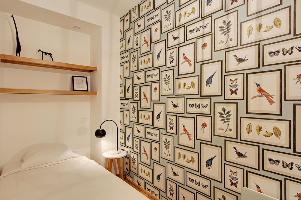 Modelo de habitación de invitados ecléctica de tamaño medio sin chimenea con paredes blancas y suelo de madera en tonos medios