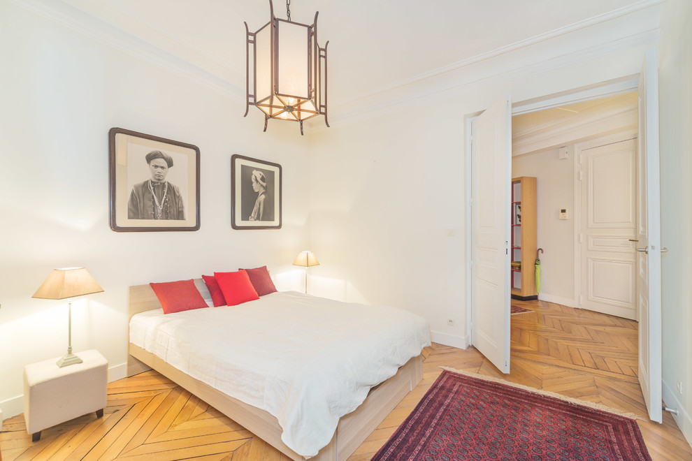 Стильный дизайн: хозяйская спальня среднего размера в стиле неоклассика (современная классика) с белыми стенами и паркетным полом среднего тона - последний тренд