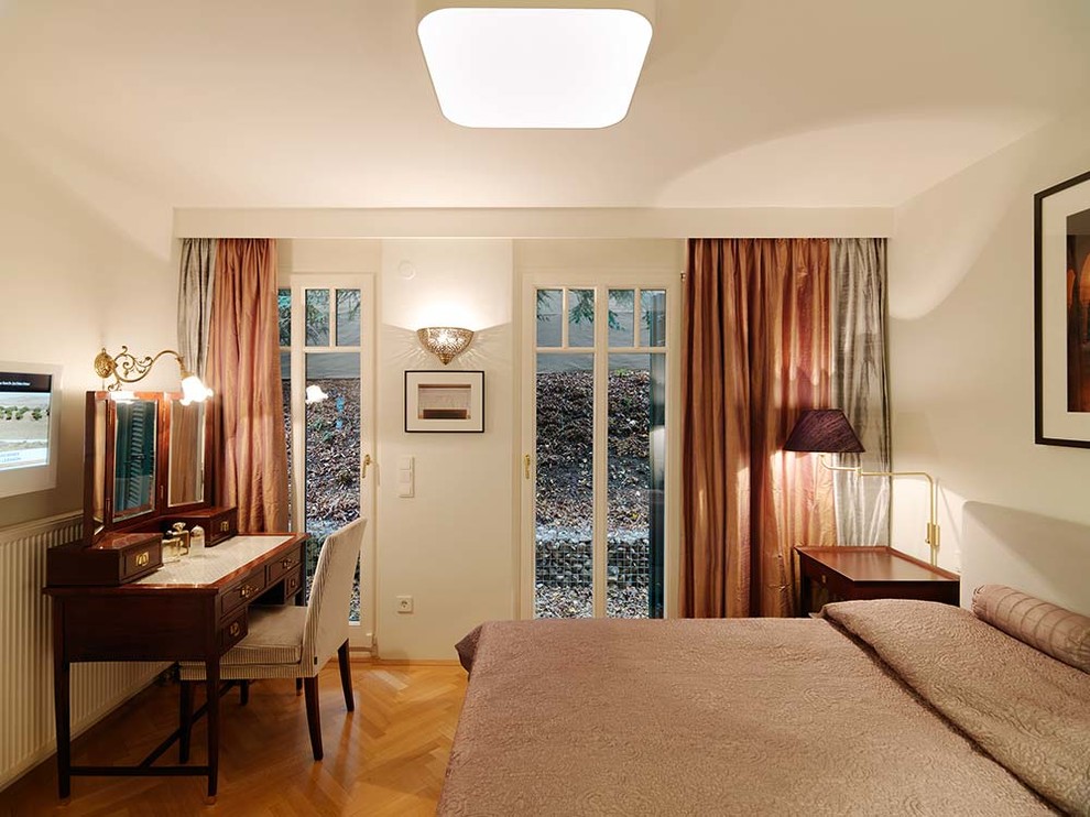 Стильный дизайн: спальня в классическом стиле с белыми стенами и паркетным полом среднего тона - последний тренд