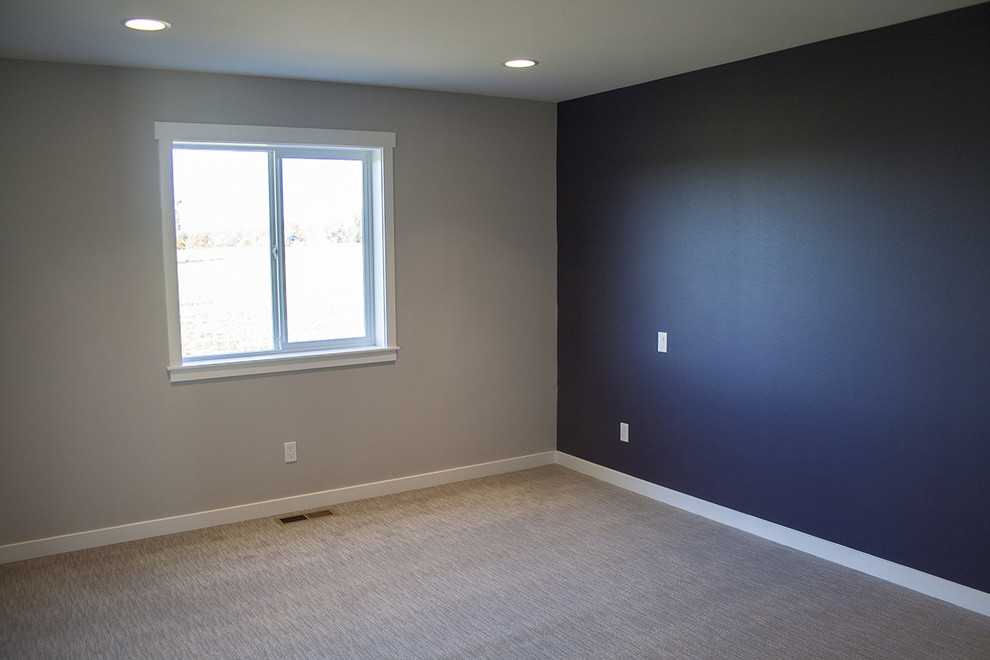 Imagen de dormitorio principal de estilo americano de tamaño medio sin chimenea con paredes grises y moqueta