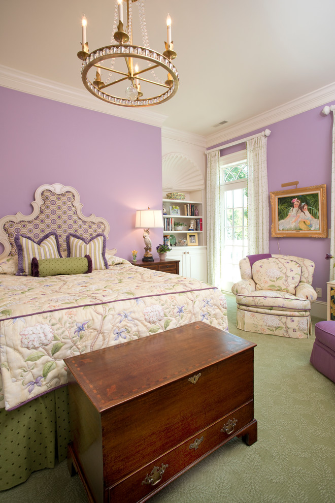 Immagine di un'ampia camera degli ospiti chic con pareti viola e moquette