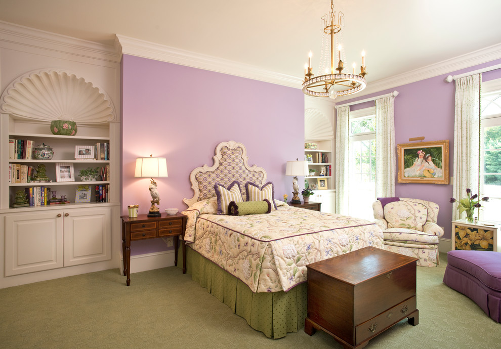 На фото: огромная гостевая спальня (комната для гостей) в классическом стиле с фиолетовыми стенами и ковровым покрытием