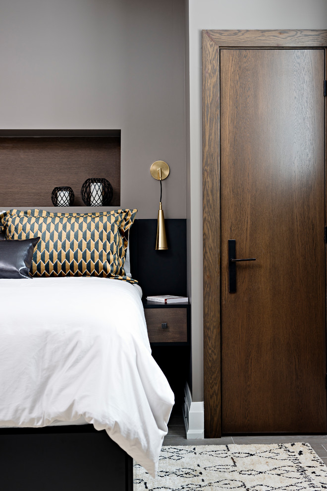 Свежая идея для дизайна: гостевая спальня среднего размера, (комната для гостей) в классическом стиле с серыми стенами, паркетным полом среднего тона и коричневым полом - отличное фото интерьера
