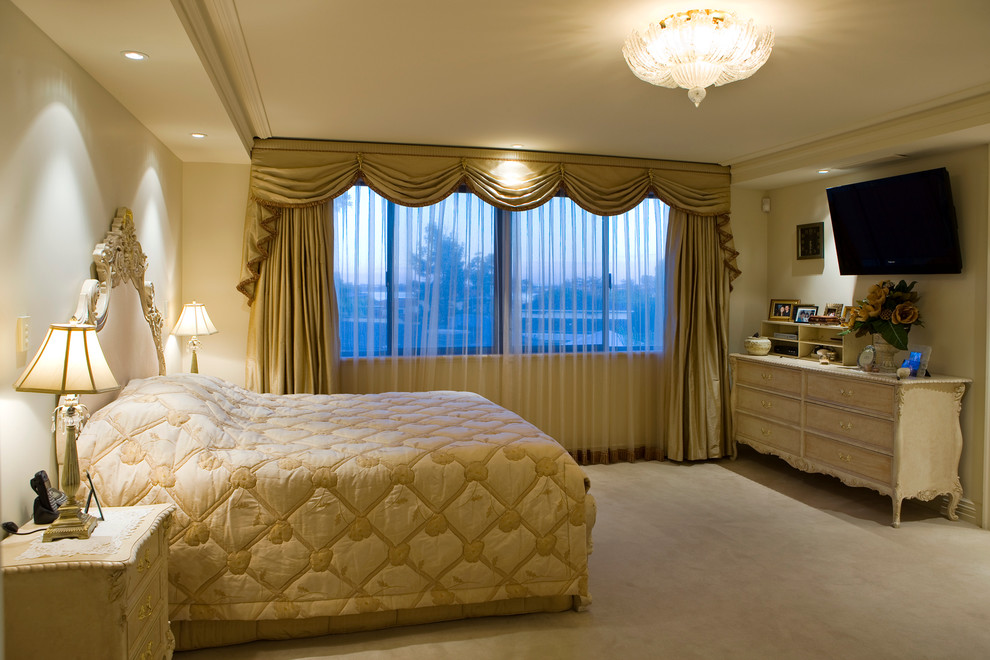 Diseño de dormitorio principal mediterráneo grande con paredes beige, moqueta, suelo beige, bandeja y ladrillo