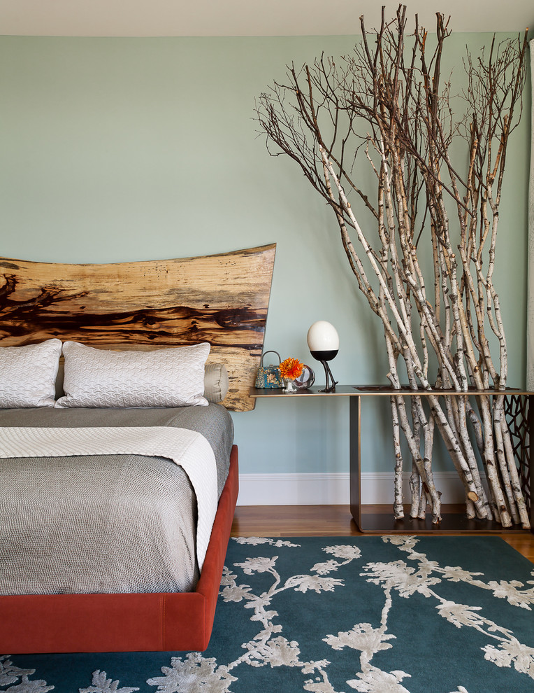 Идея дизайна: спальня в стиле рустика с зелеными стенами