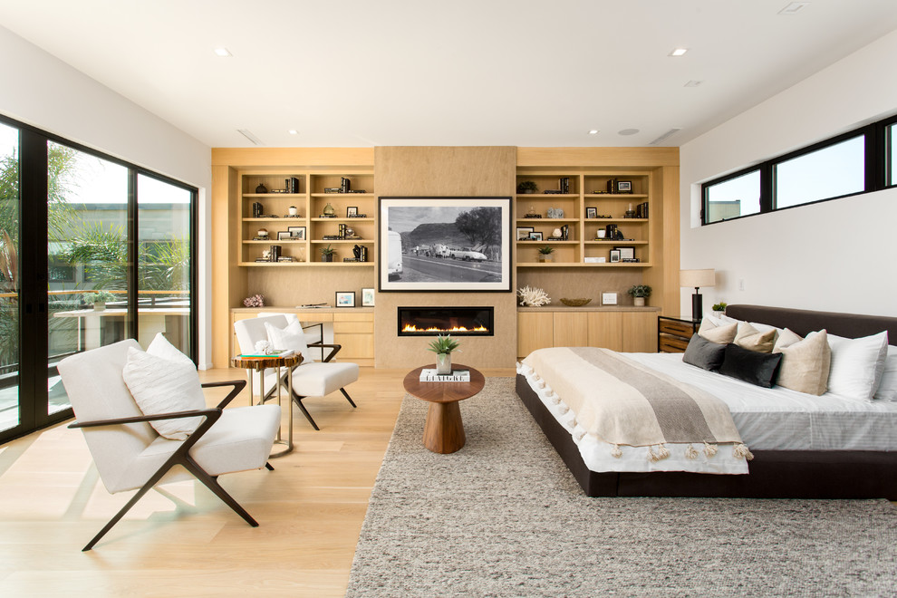 ロサンゼルスにある広いコンテンポラリースタイルのおしゃれな主寝室 (白い壁、淡色無垢フローリング、横長型暖炉、金属の暖炉まわり、ベージュの床) のレイアウト