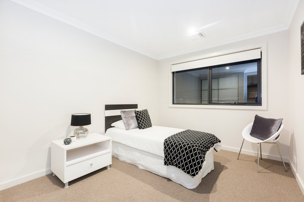 Idéer för ett litet modernt gästrum, med vita väggar, heltäckningsmatta och beiget golv