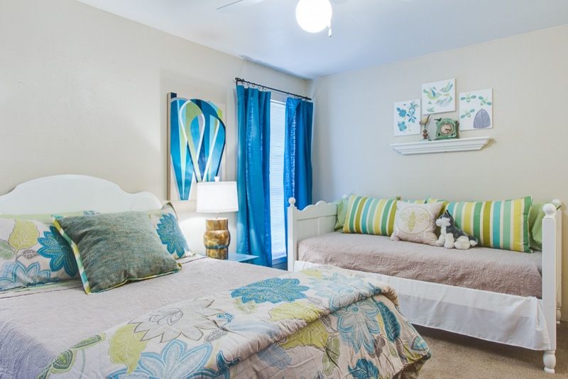 Imagen de dormitorio clásico renovado pequeño con paredes grises y moqueta