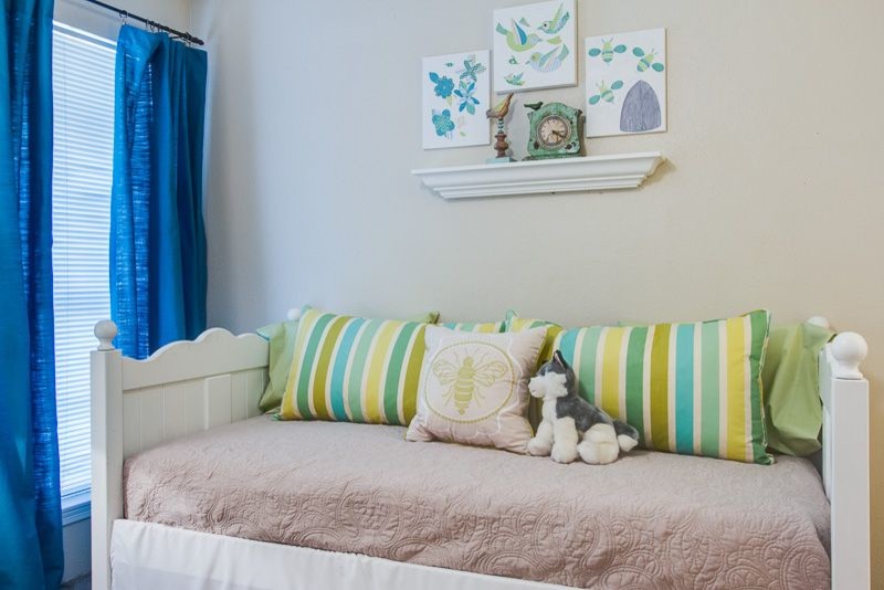 Foto de dormitorio clásico renovado pequeño con paredes grises y moqueta