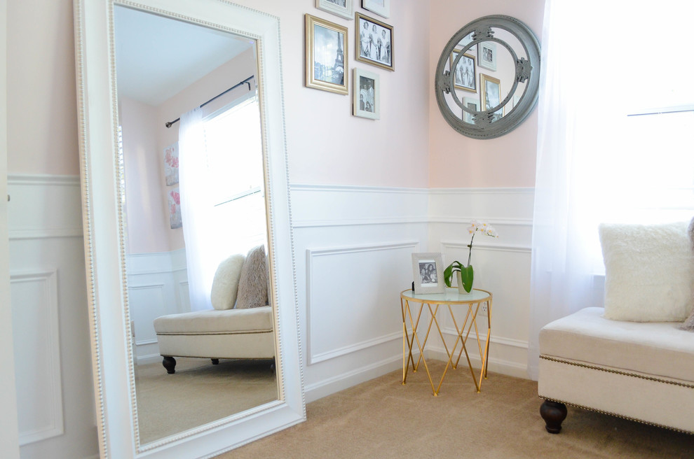 Ispirazione per una camera da letto classica di medie dimensioni con pareti rosa, moquette e pavimento marrone