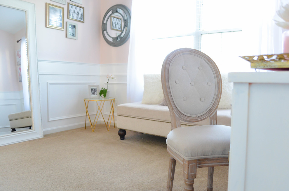 Свежая идея для дизайна: спальня среднего размера в классическом стиле с розовыми стенами, ковровым покрытием и коричневым полом - отличное фото интерьера
