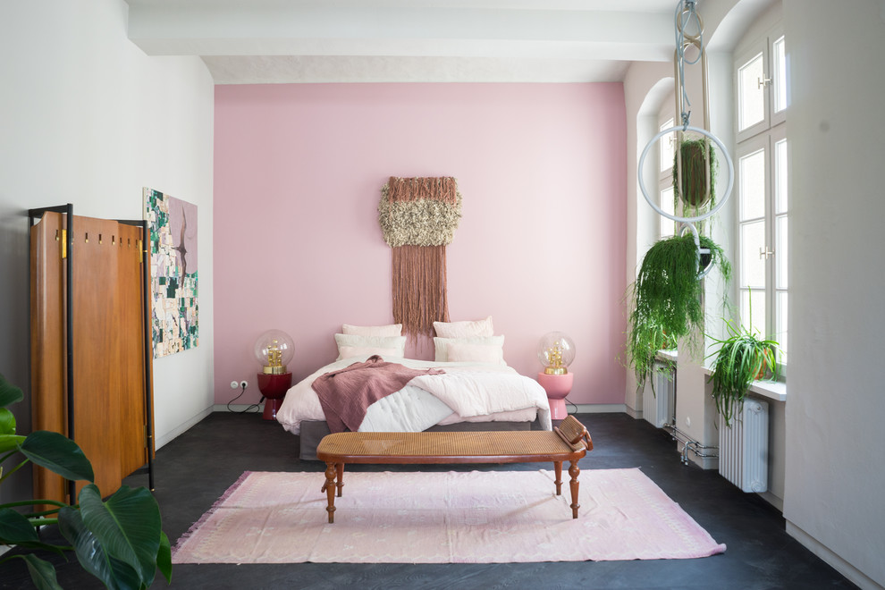 Bedroom - scandinavian black floor bedroom idea in Berlin with pink walls