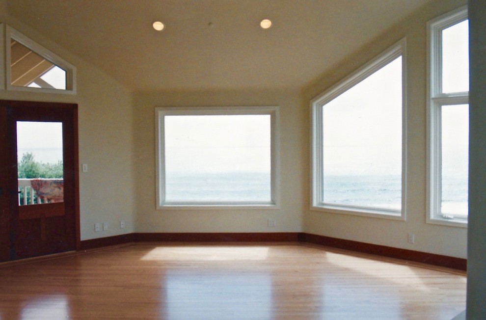 Imagen de dormitorio principal minimalista grande con paredes blancas, suelo de madera clara, todas las chimeneas y marco de chimenea de piedra