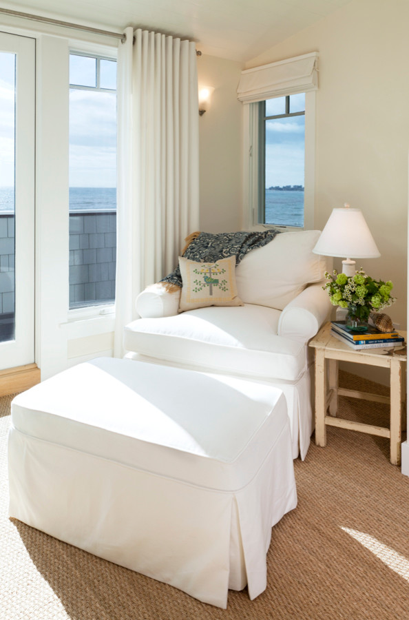 На фото: гостевая спальня среднего размера, (комната для гостей) в морском стиле с белыми стенами с