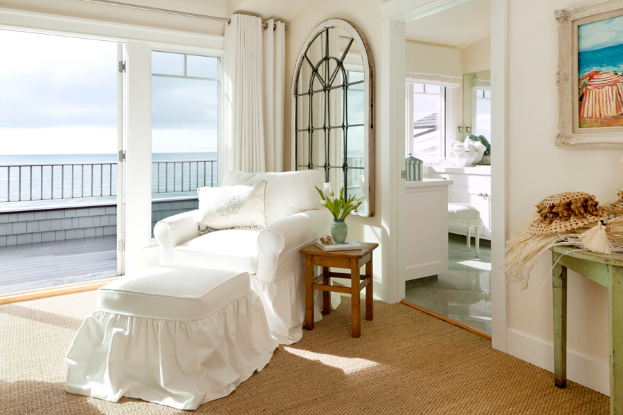 Diseño de dormitorio principal costero extra grande con paredes blancas