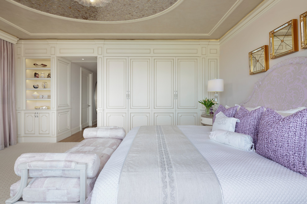 Großes Klassisches Hauptschlafzimmer mit lila Wandfarbe, Teppichboden und weißem Boden in Sonstige
