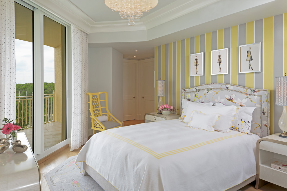 Стильный дизайн: большая гостевая спальня (комната для гостей) в стиле неоклассика (современная классика) с разноцветными стенами, светлым паркетным полом и коричневым полом - последний тренд