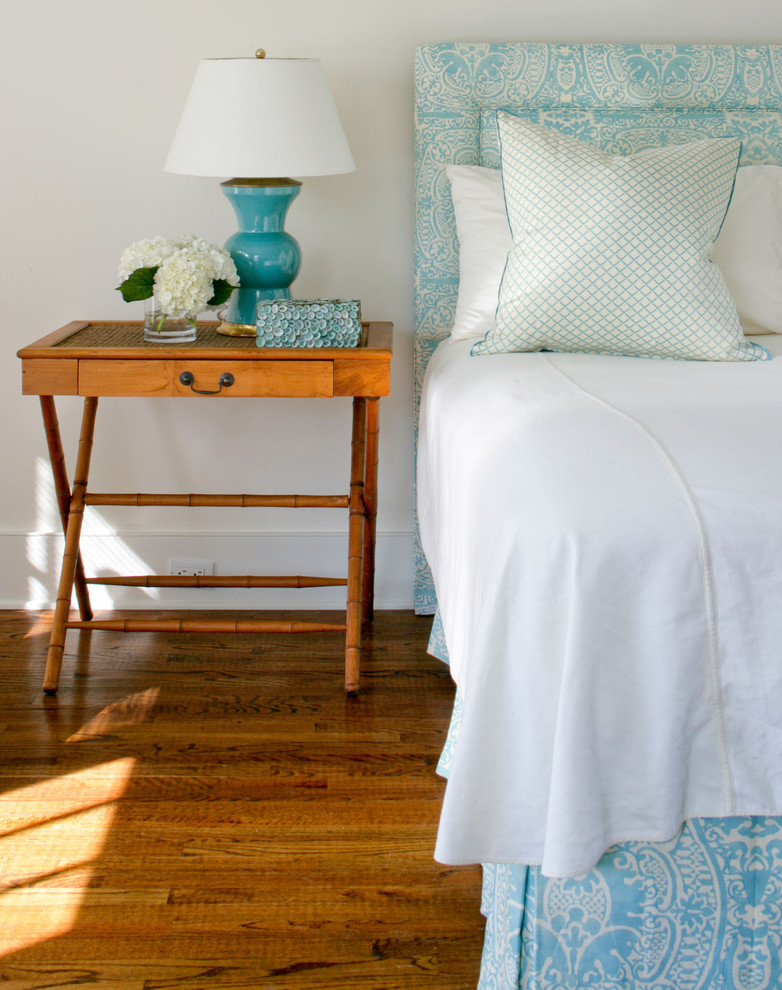 Foto di una camera da letto chic con pareti bianche e pavimento in legno massello medio