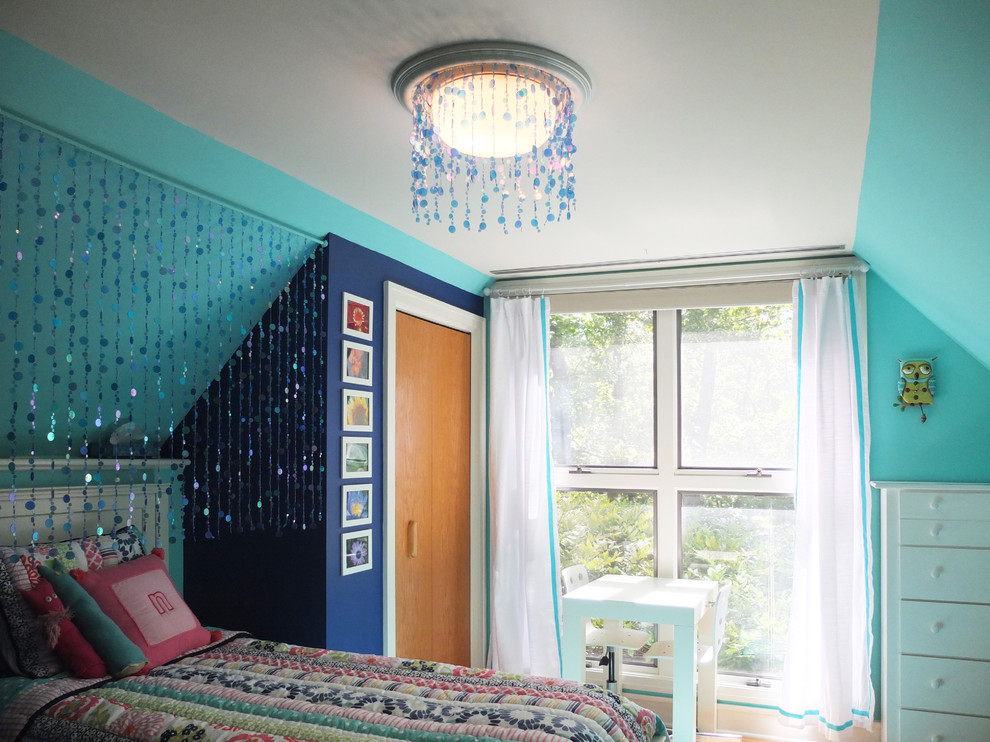 Inredning av ett modernt litet gästrum, med blå väggar och ljust trägolv