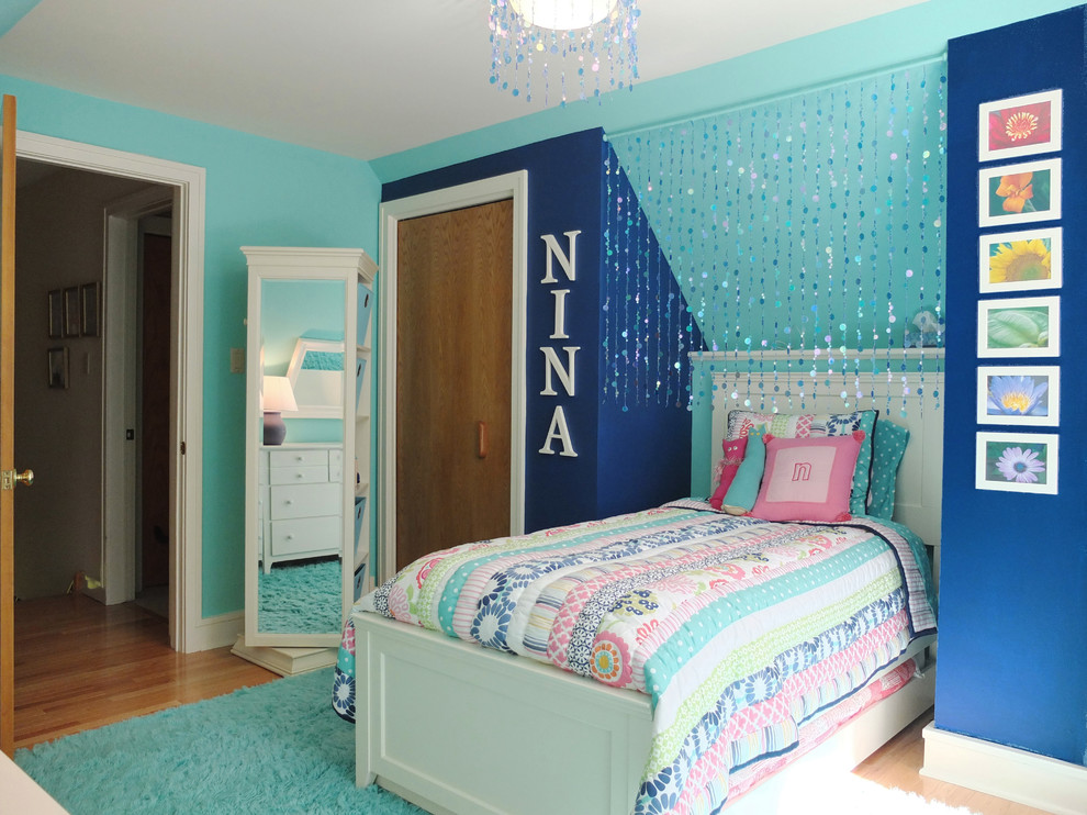 Inspiration pour une petite chambre d'amis design avec un mur bleu et parquet clair.