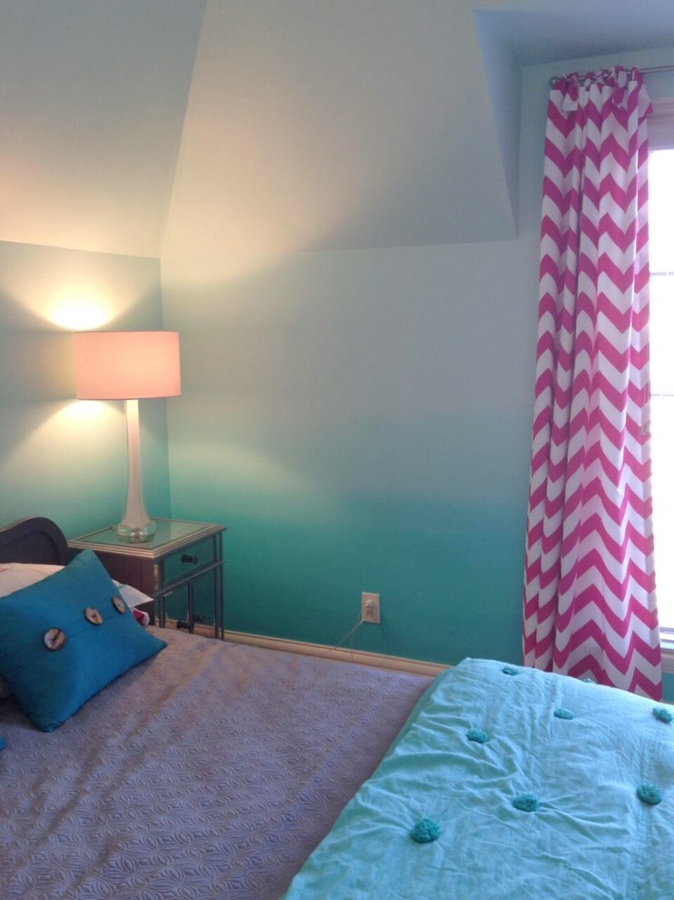 Идея дизайна: спальня среднего размера в современном стиле с синими стенами и ковровым покрытием