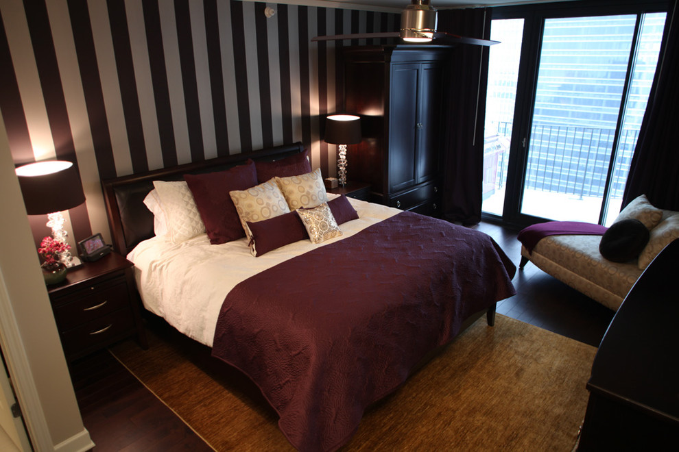 Imagen de dormitorio principal clásico de tamaño medio con paredes púrpuras y suelo de madera oscura