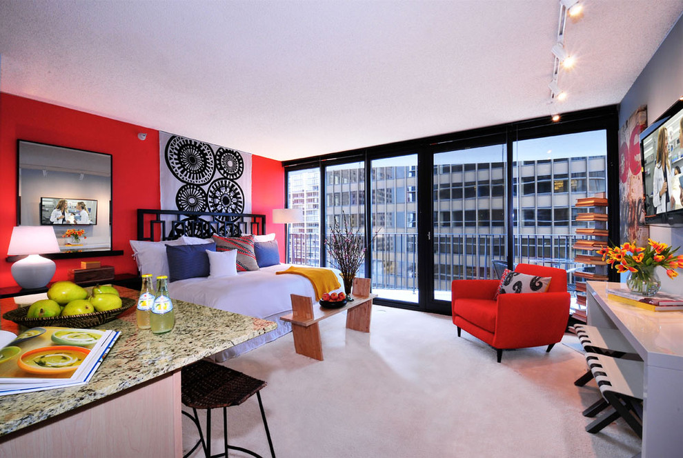 シカゴにあるコンテンポラリースタイルのおしゃれな寝室 (赤い壁) のインテリア