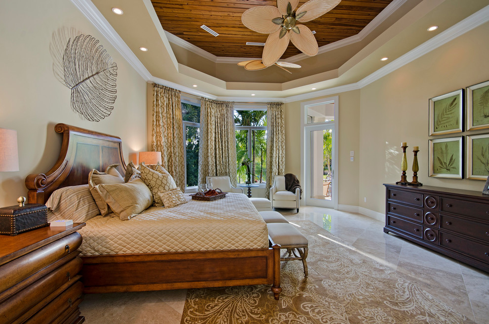 Imagen de dormitorio principal costero extra grande sin chimenea con paredes beige y suelo de mármol