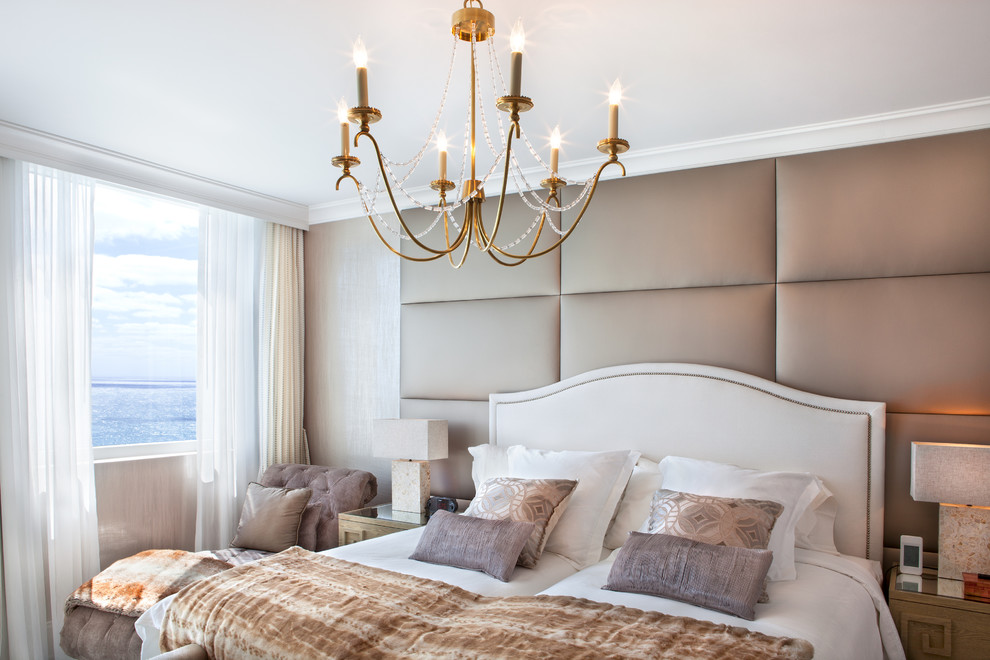 Foto de dormitorio principal clásico renovado de tamaño medio sin chimenea con paredes beige, suelo de mármol y suelo blanco