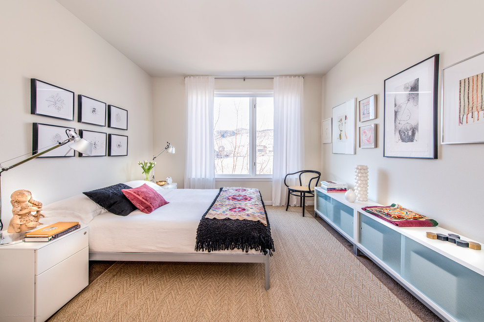 Mittelgroßes Modernes Hauptschlafzimmer mit weißer Wandfarbe und hellem Holzboden in Los Angeles