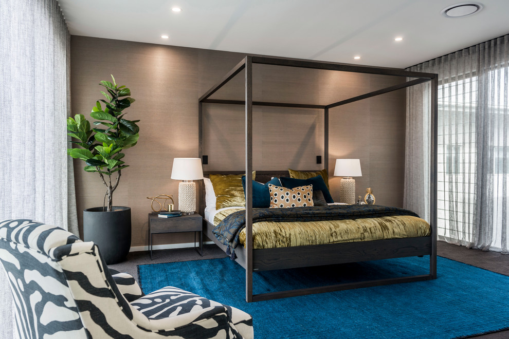 ゴールドコーストにある中くらいなコンテンポラリースタイルのおしゃれな寝室 (カーペット敷き、茶色い床、茶色い壁、グレーとブラウン) のインテリア