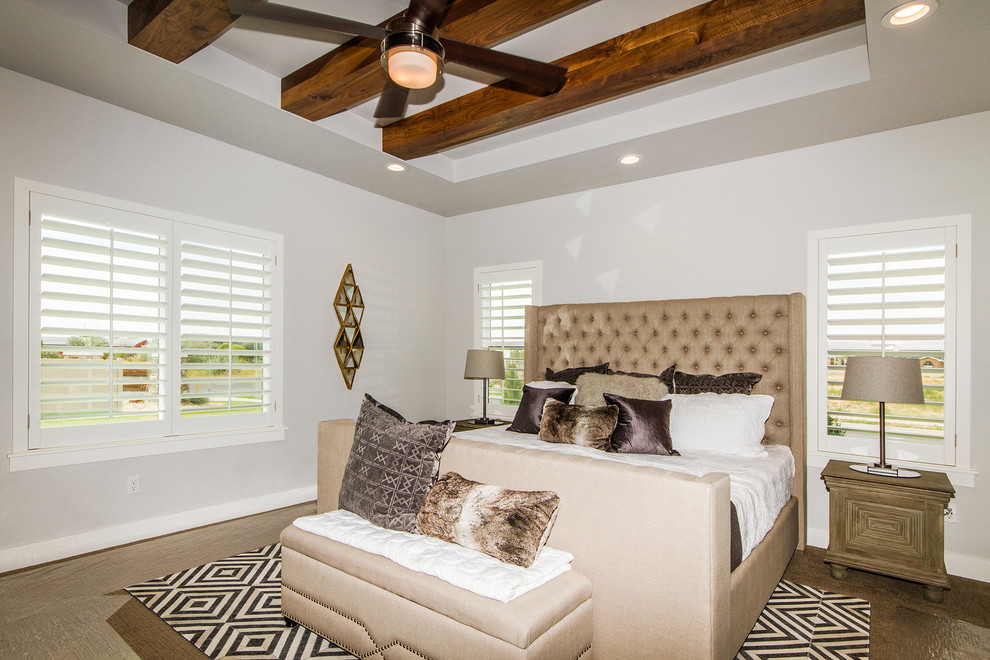 Пример оригинального дизайна: большая хозяйская спальня в стиле ретро с серыми стенами, ковровым покрытием и коричневым полом без камина