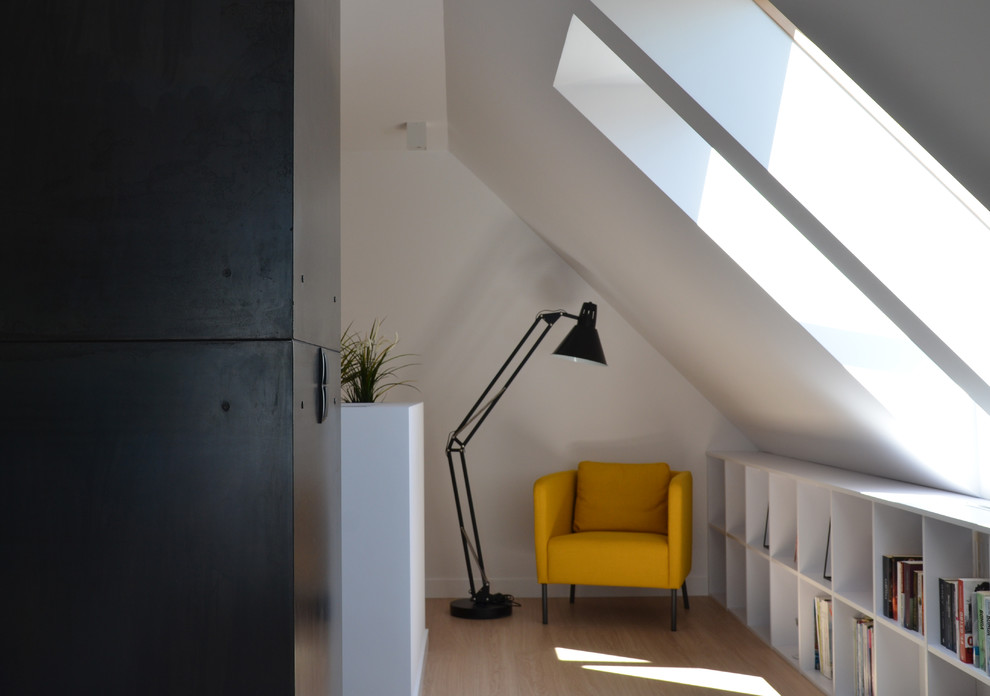 Foto de dormitorio tipo loft escandinavo extra grande sin chimenea con paredes blancas y suelo de madera clara