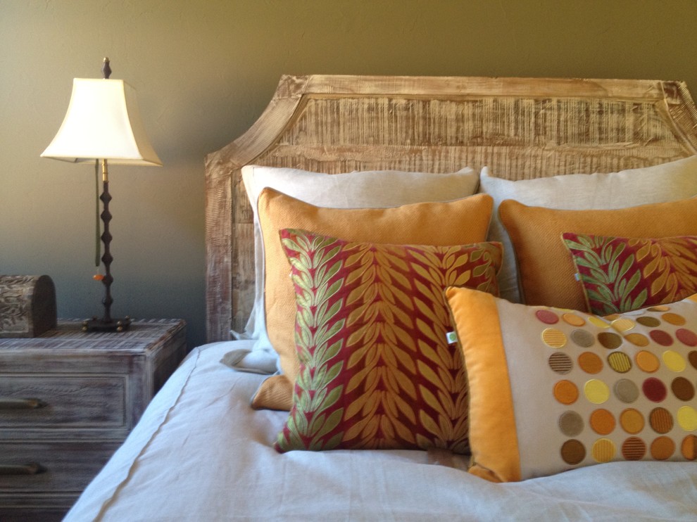 Diseño de dormitorio actual con paredes beige y moqueta