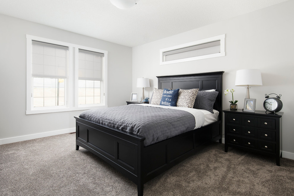 Пример оригинального дизайна: хозяйская спальня среднего размера в стиле лофт с серыми стенами и ковровым покрытием