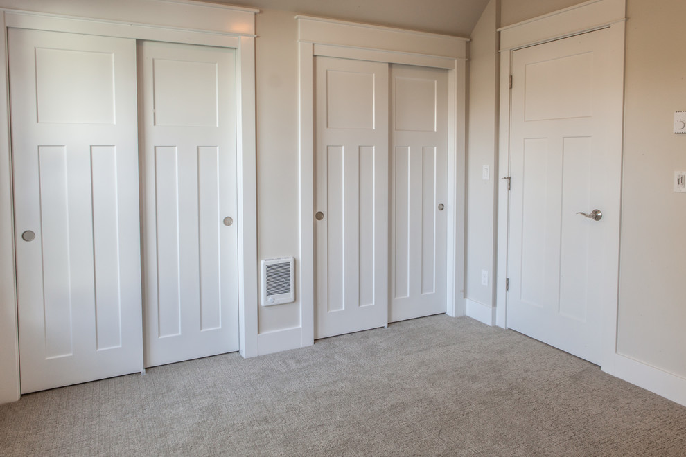 Ejemplo de dormitorio clásico renovado de tamaño medio sin chimenea con paredes blancas y moqueta