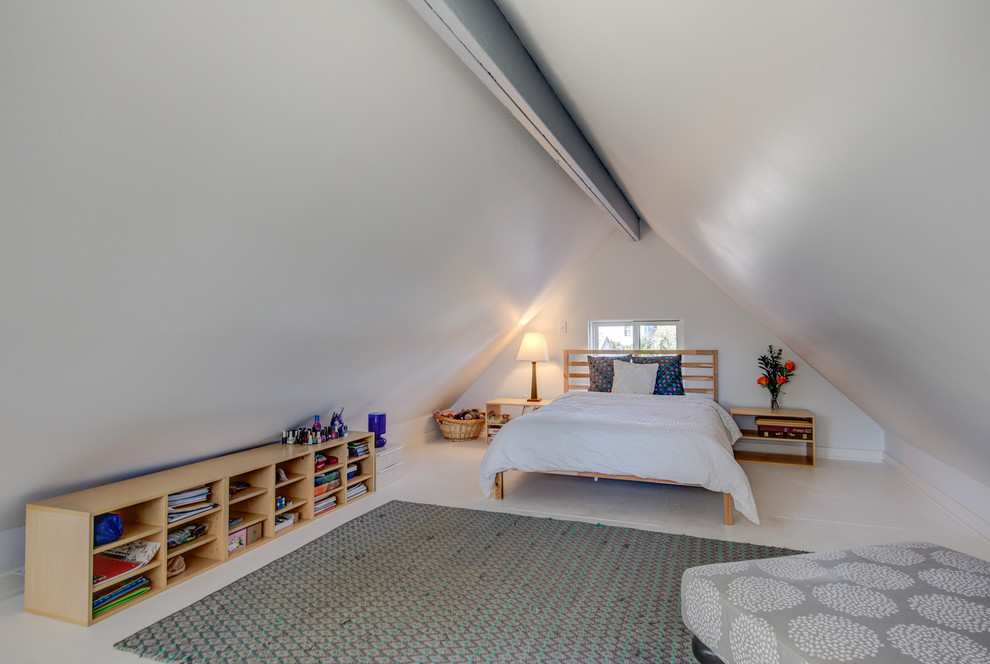Cette photo montre une chambre d'amis chic de taille moyenne avec un mur gris, parquet peint, aucune cheminée et un sol blanc.
