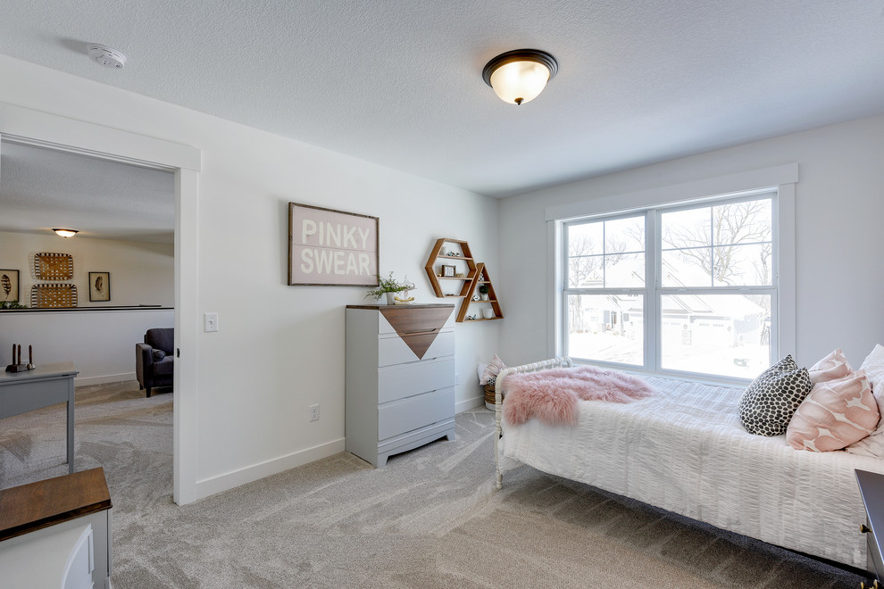 Свежая идея для дизайна: гостевая спальня среднего размера, (комната для гостей) в стиле кантри с белыми стенами, ковровым покрытием и серым полом - отличное фото интерьера
