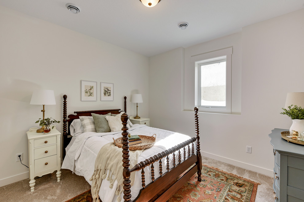 На фото: гостевая спальня среднего размера, (комната для гостей) в стиле кантри с белыми стенами, ковровым покрытием и серым полом с