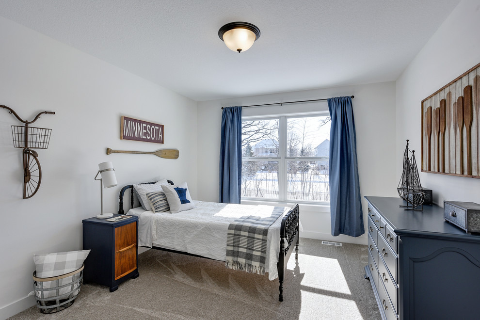 На фото: гостевая спальня среднего размера, (комната для гостей) в стиле кантри с белыми стенами, ковровым покрытием и серым полом