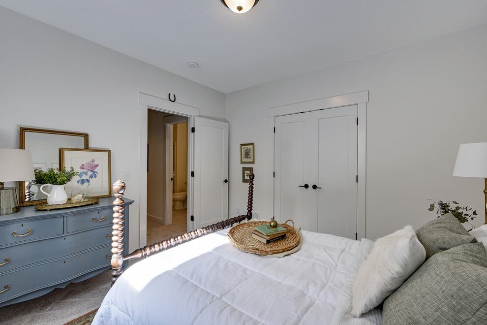 Ejemplo de habitación de invitados de estilo de casa de campo de tamaño medio con paredes blancas, moqueta y suelo gris