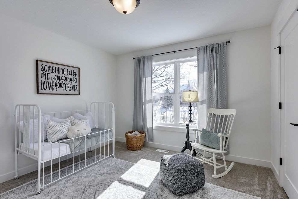 Idée de décoration pour une chambre de bébé champêtre de taille moyenne avec un mur blanc, moquette et un sol gris.
